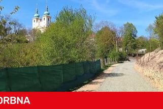 Podnikatel Tesařík postavil v ochranném pásmu Svatého Kopečka zpevněnou cestu. Místní zuří